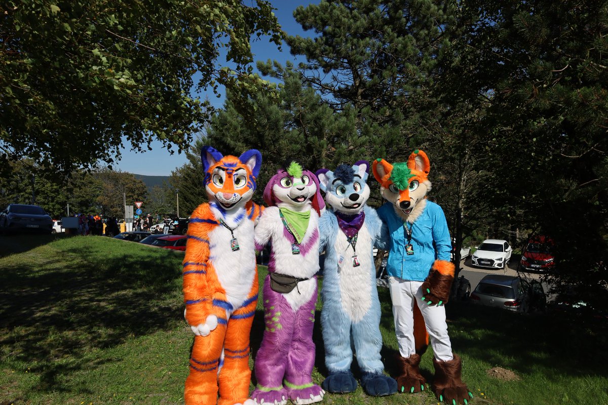 <a href="/LorfyTheFox/">🐾 Lorfy 🐾</a> 

Fluffy greetings from EAST XIII in Suhl, Germany
Four of the Lorfy fluff family members got together :3