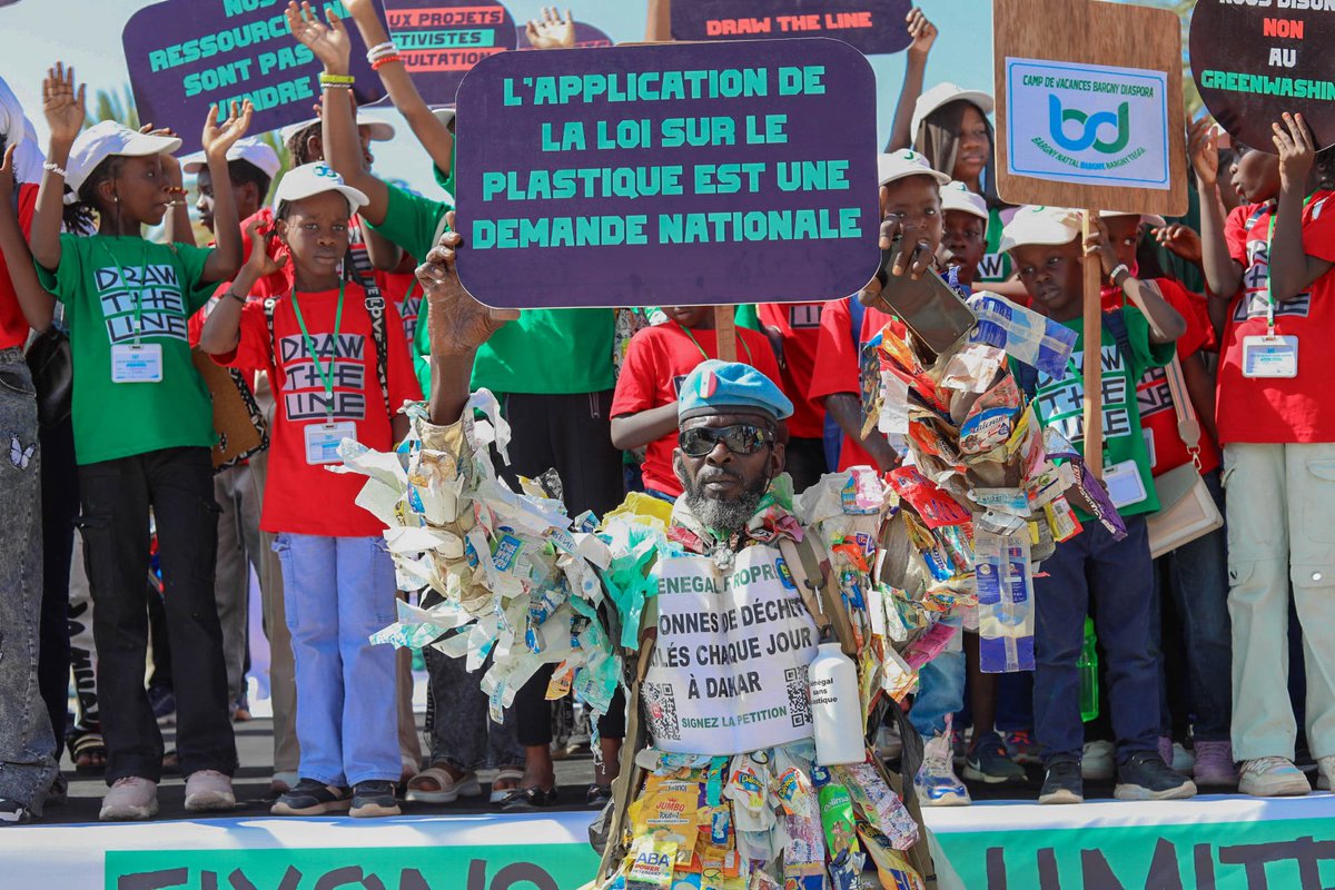 La mobilisation climatique de #Dakar a marqué les esprits ! Un flash mob puissant dans le cadre de Draw the Line. Le combat pour le climat est l’affaire de tous et doit être quotidien. Rejoignez-nous pour agir en faveur de la justice climatique. #DrawTheLine