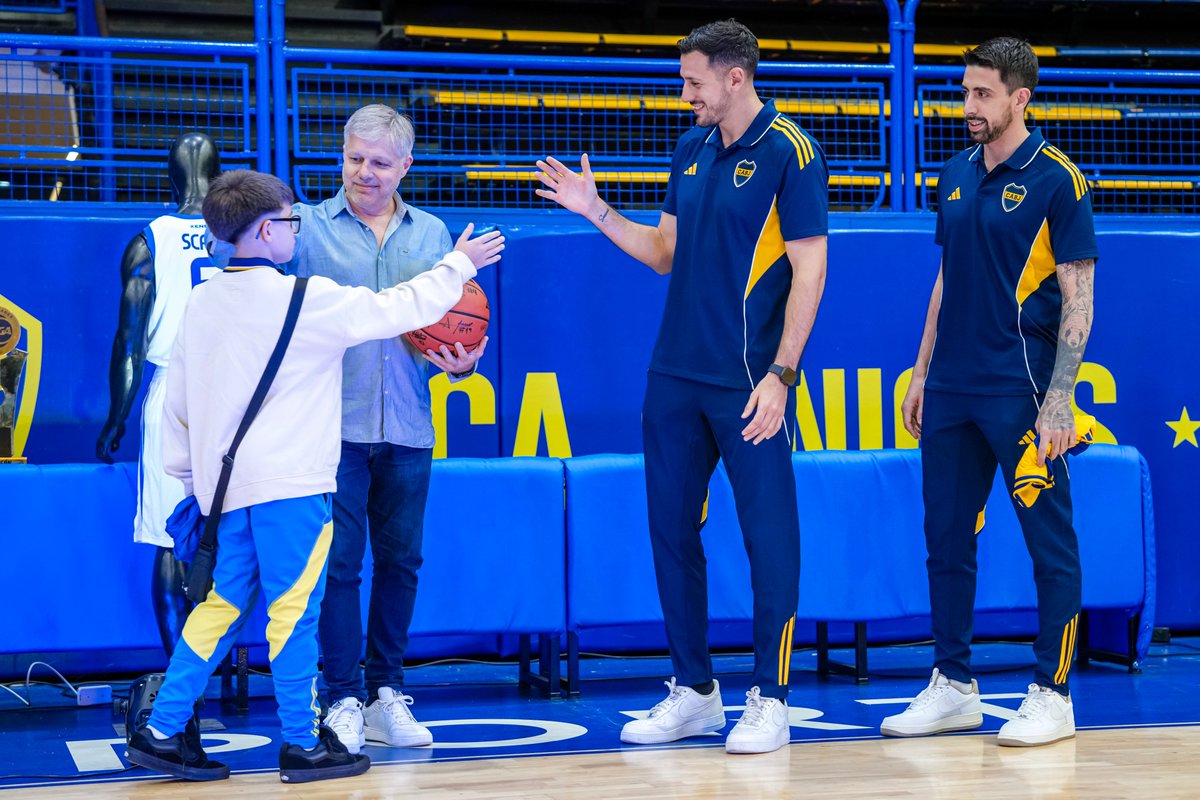 BasquetBocaJrs's tweet image. Ayer recibimos a Joaquín, quien cumplió su promesa de caminar 24 kilómetros picando la pelota hasta la Bombonerita y se llevó una camiseta y una pelota firmada por todo el plantel.

¡Gracias a él y a todos los hinchas que día a día nos demuestran su cariño!

🏀💙💛💙