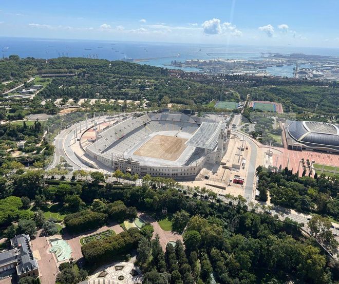 📸 Los trabajos en la nueva superficie de césped en el Estadi Olímpic Lluís Companys continúan. 🌱