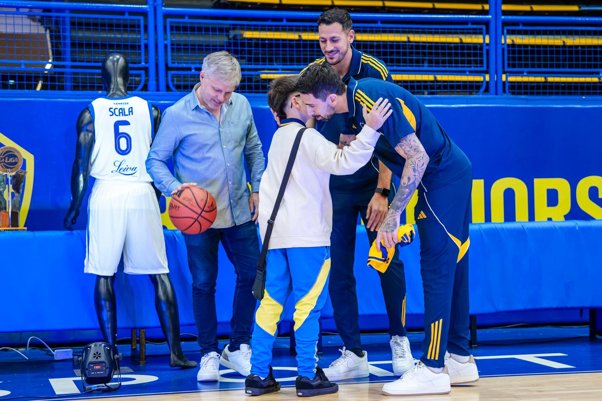 BasquetBocaJrs's tweet image. Ayer recibimos a Joaquín, quien cumplió su promesa de caminar 24 kilómetros picando la pelota hasta la Bombonerita y se llevó una camiseta y una pelota firmada por todo el plantel.

¡Gracias a él y a todos los hinchas que día a día nos demuestran su cariño!

🏀💙💛💙