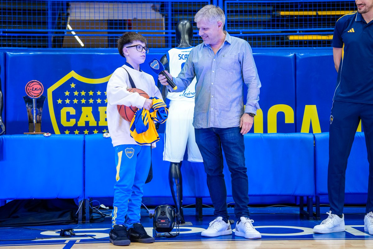 BasquetBocaJrs's tweet image. Ayer recibimos a Joaquín, quien cumplió su promesa de caminar 24 kilómetros picando la pelota hasta la Bombonerita y se llevó una camiseta y una pelota firmada por todo el plantel.

¡Gracias a él y a todos los hinchas que día a día nos demuestran su cariño!

🏀💙💛💙