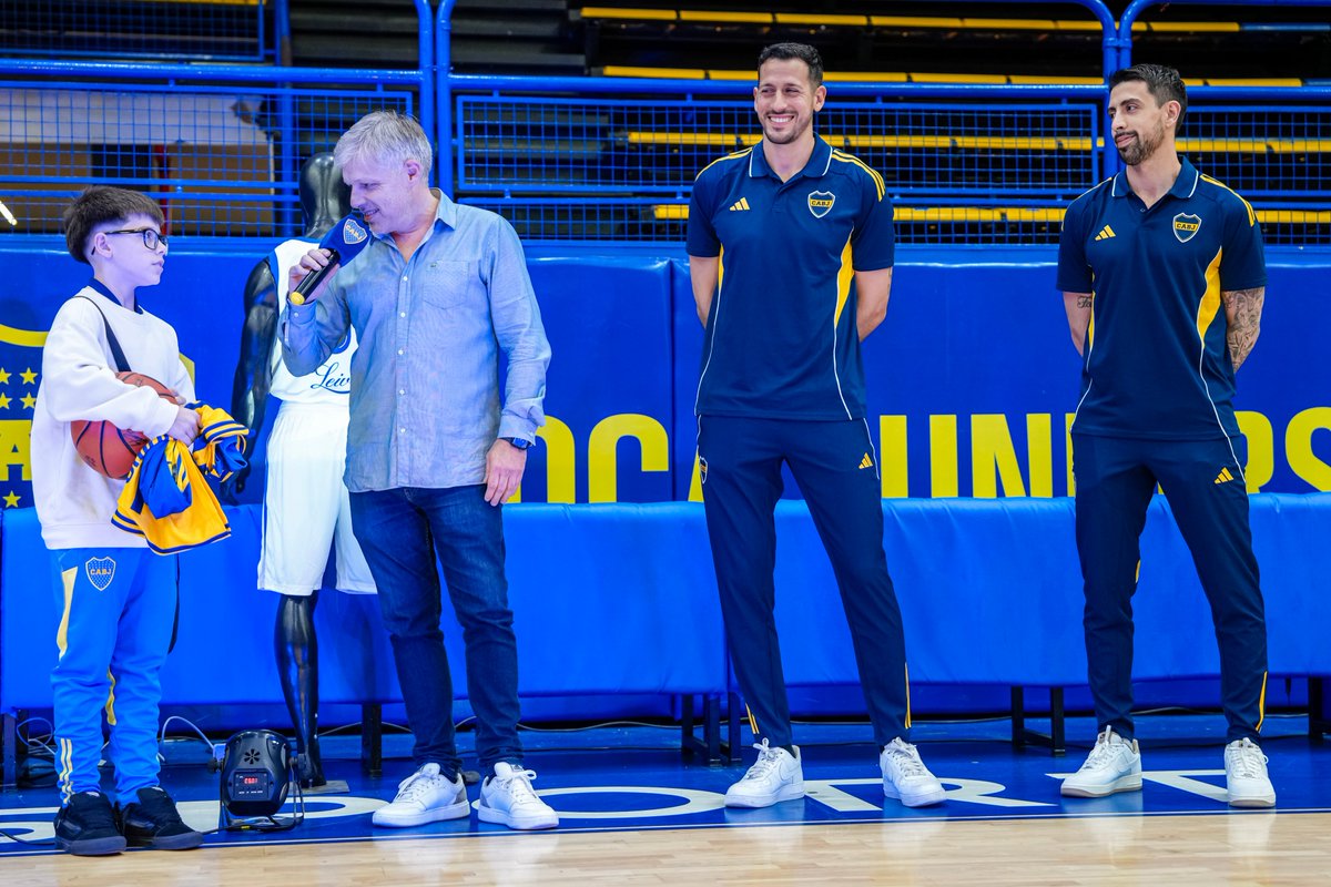 BasquetBocaJrs's tweet image. Ayer recibimos a Joaquín, quien cumplió su promesa de caminar 24 kilómetros picando la pelota hasta la Bombonerita y se llevó una camiseta y una pelota firmada por todo el plantel.

¡Gracias a él y a todos los hinchas que día a día nos demuestran su cariño!

🏀💙💛💙