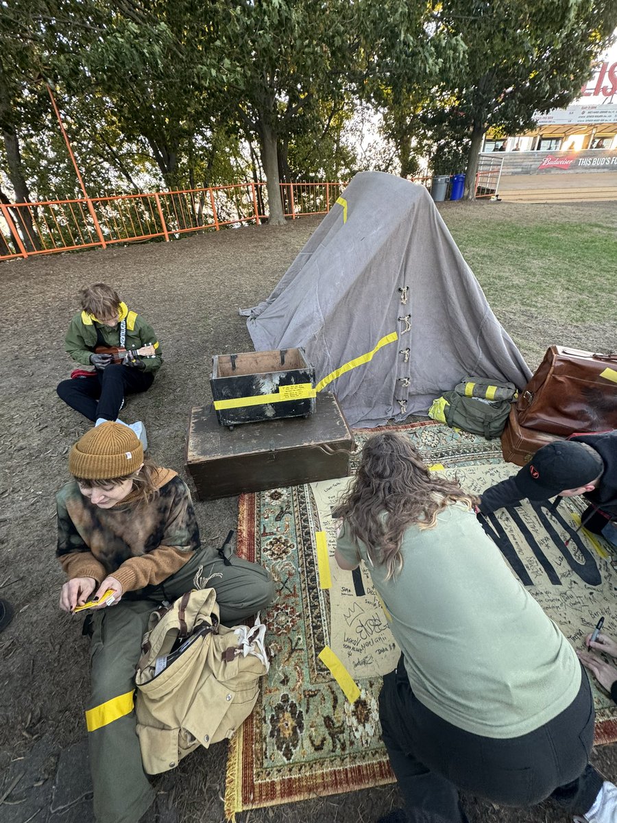 TOPUPDATERS's tweet photo. #BreachToronto #BreachTour
Fans signing the city flag and Bandito handouts from the Bandito Camp! 
📸 via @/batjellycat https://t.co/fL89Wk5LcP