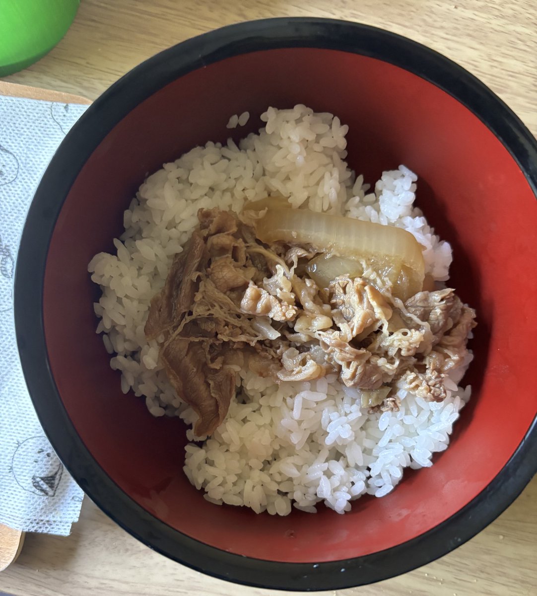 冷凍の牛丼仕事中に食おうと思って楽しみしてたけどさすがに具がすくねぇw
玉ねぎ一切れで3口くらい白飯いかないと間に合わねぇw