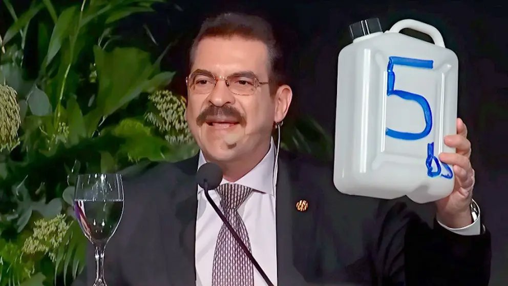 Manfred Reyes Villa dio la solución para la escasez de dólares, de diesel y gasolina. El gobierno actual ya podría aprobar la propuesta de Bs. 5.- el litro de combustibles sin subvención. Aprueben la ley y cúmplan. Los 10 mil millones de $US también pueden continuar las gestiones