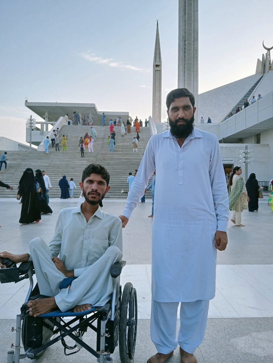 جنم دن کی مبارک باد پیارے بھائی 
اللہ رب العزت آپ کی زندگی کو خوشیوں سے مالامال فرمائے صحت سلامتی والی لمبی زندگی عطا فرمائے 
<a href="/ahmad_faredii/">𝐀𝐡𝐦𝐚𝐝 𝐌𝐚𝐡𝐦𝐨𝐨𝐝 | فریدی</a>