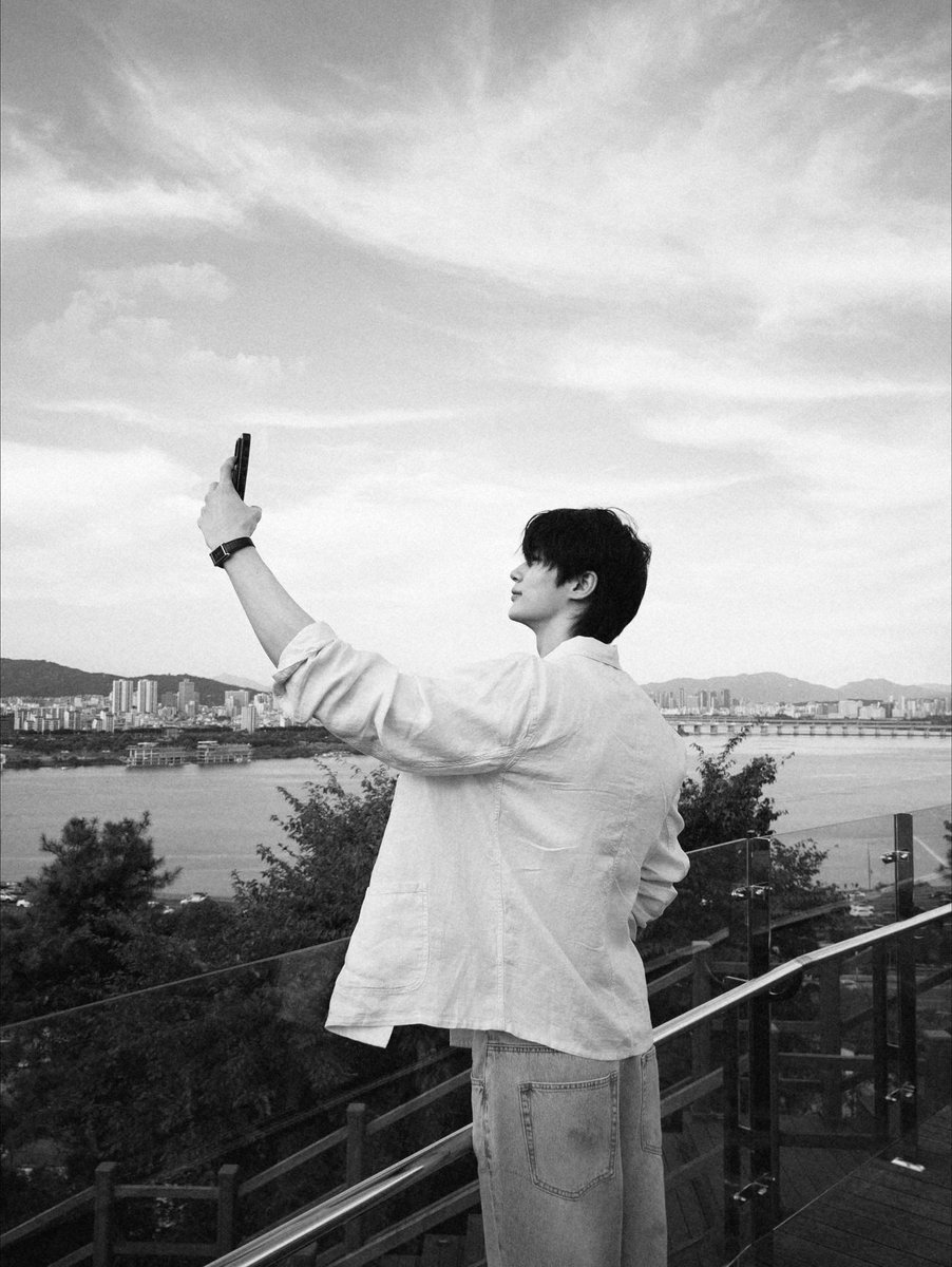 byeoqn's tweet photo. That tiny thought of dropping my phone just hit me. 😅 https://t.co/CjCBSXKX8l