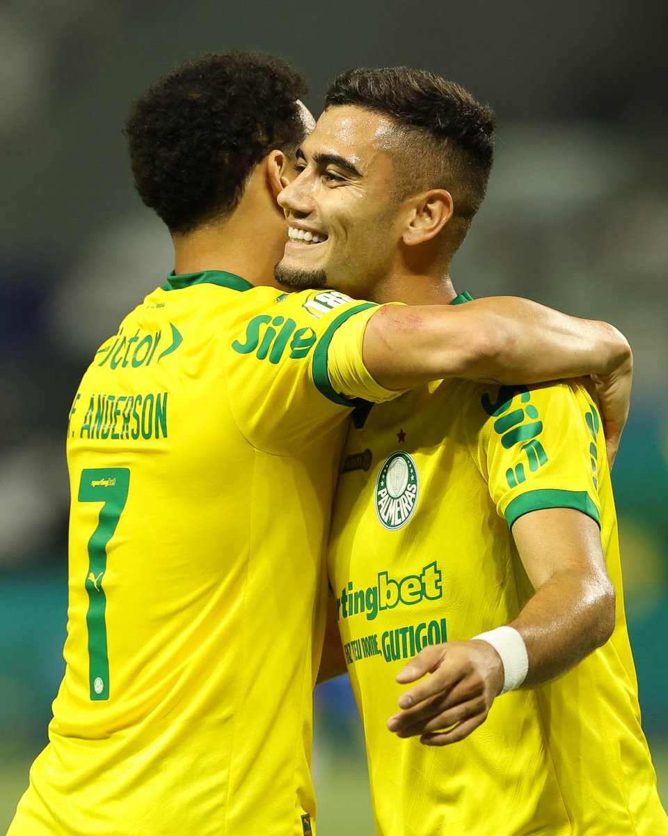 Sorriso de quem conquistou mais três pontos no Brasileirão! Boa noite, torcida que canta e vibra! 🫶