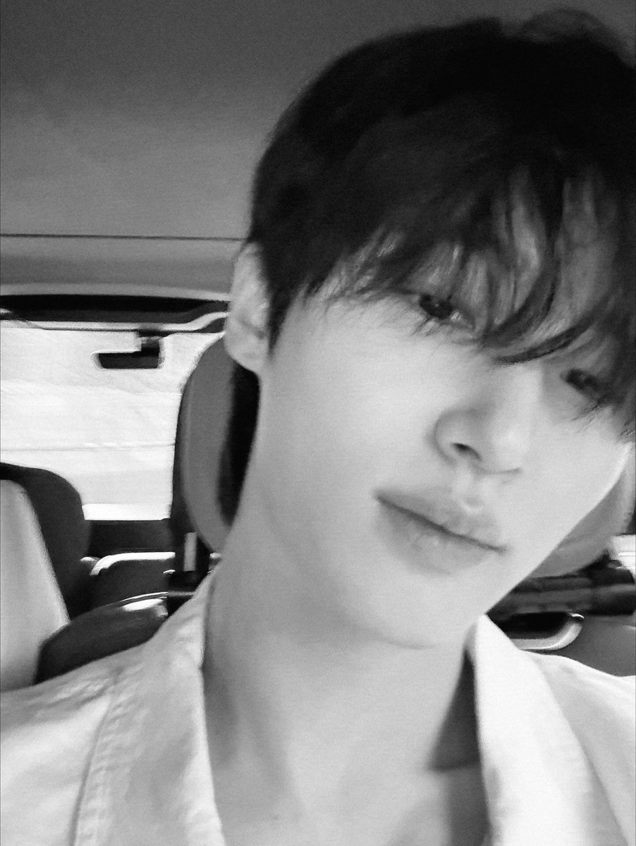 byeoqn's tweet photo. Still down with a cold, and now the mosquitoes won’t stop hanging out with me. Guess I’m just too hard to resist. 🤒 But yeah, a selfie is still a must. https://t.co/IdradSHQUx