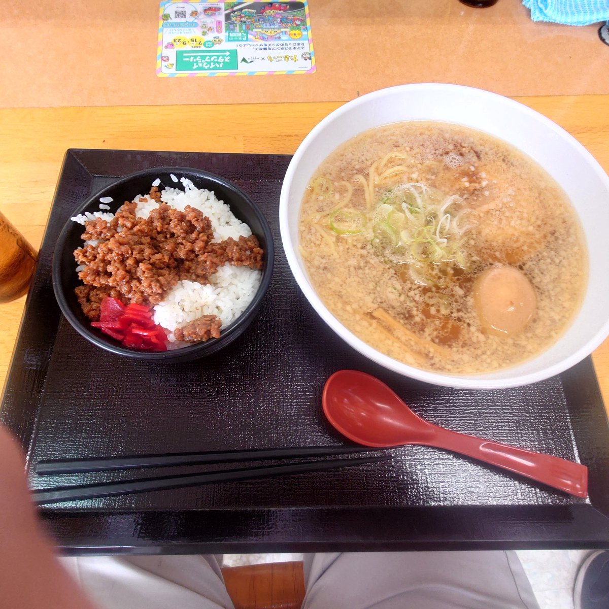 今日から秋田へ出張🚗
今日のお昼ご飯は、北陸道 黒崎パーキングエリア(新潟)で背脂醤油ラーメンと肉そぼろご飯🍜