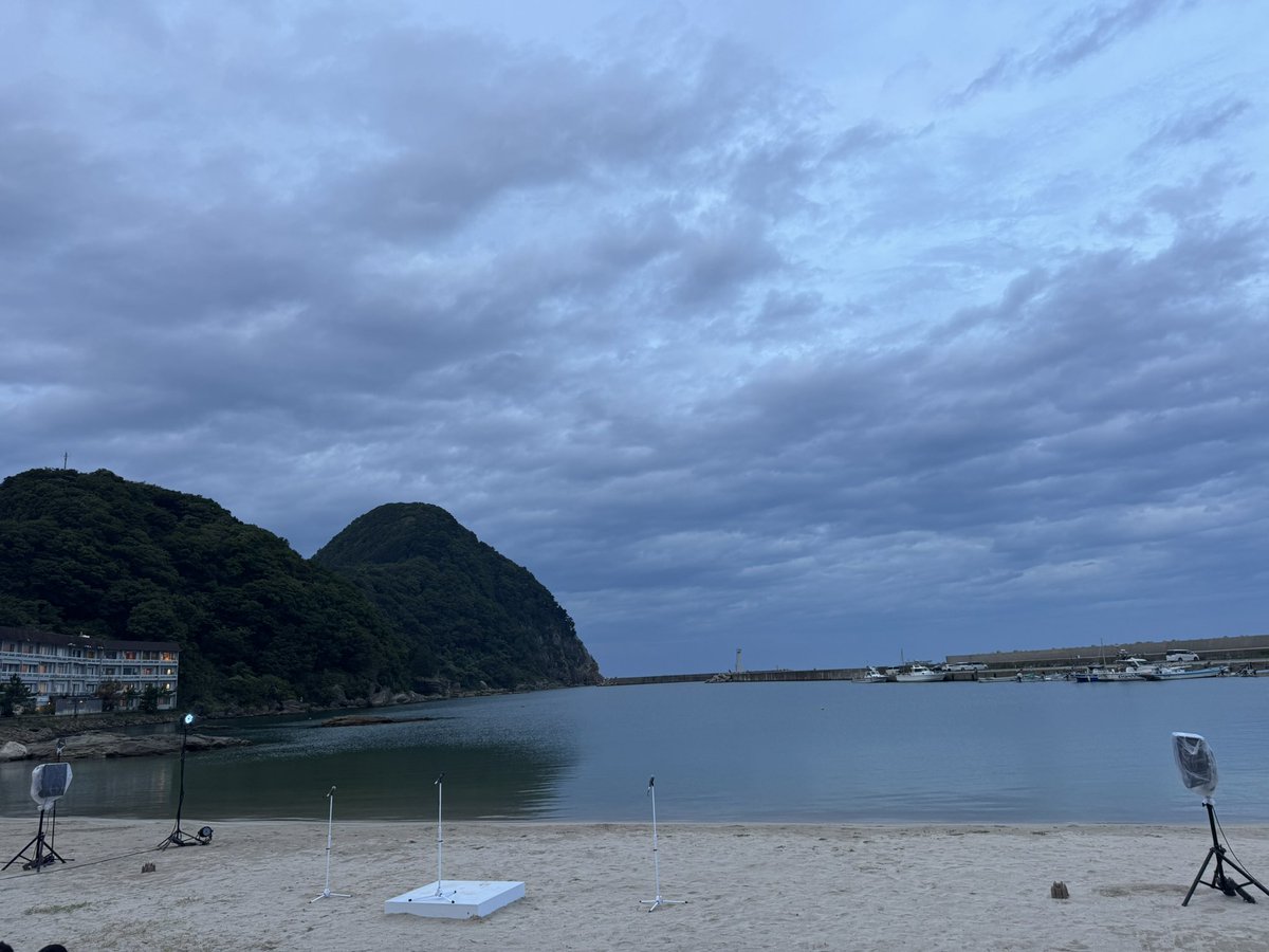 hirai_swing's tweet image. 豊岡演劇祭、スリーピルバーグスの歌唱劇 「パラダイスをくちずさむ」in竹野浜
観させていただきました
海きわきわでの野外劇、豊かな自然と歌と歌詞とシーンが狂おしく調和しておりました
さながら何かを讃える儀式のよう
瞬間瞬間切り取って額縁に入れて飾って、顎に手を当ててフムフムと唸りたい