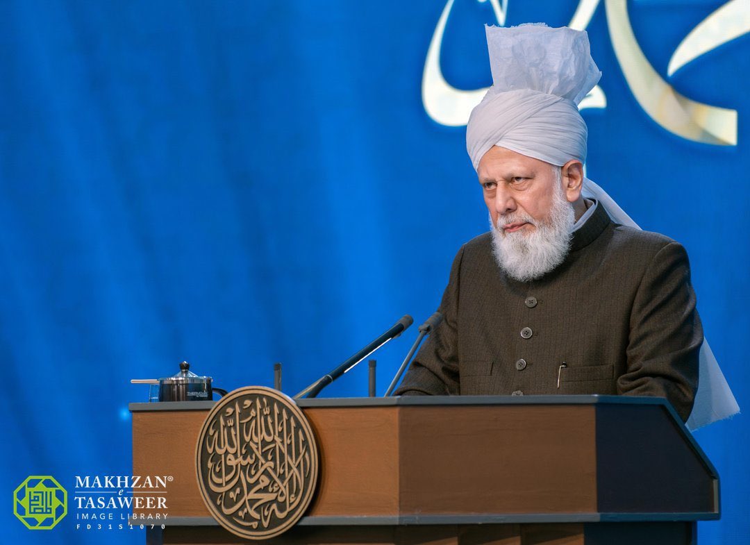 1637_Qadian's tweet photo. #TeachingOfIslam
The Holy Prophet (peace and blessings be upon him) has given a very clear guidance that you must not fight anyone who does not engage in battle against you or fight you, and doing so is a SIN.

#khalifaOfIslam
#AhmadiyyatTrueIslam https://t.co/U5vn39QIK8