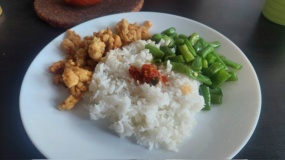 KoffieBear's tweet photo. 09.21.2025 - Sauted Green Beans and Chicken Poprock, our favourite fried menu 😄 the kids love them too ❤️
Happy Sunday~~ 🐻
#kidsmenu #cooking #food #meal #chicken #bean https://t.co/87QjcVOlii