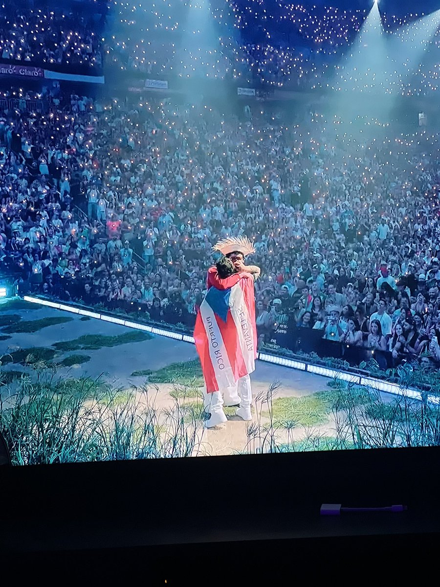 kmpvw's tweet photo. ICONIC #BadBunny #nomequieroirdeaqui https://t.co/f40D5OhJvx