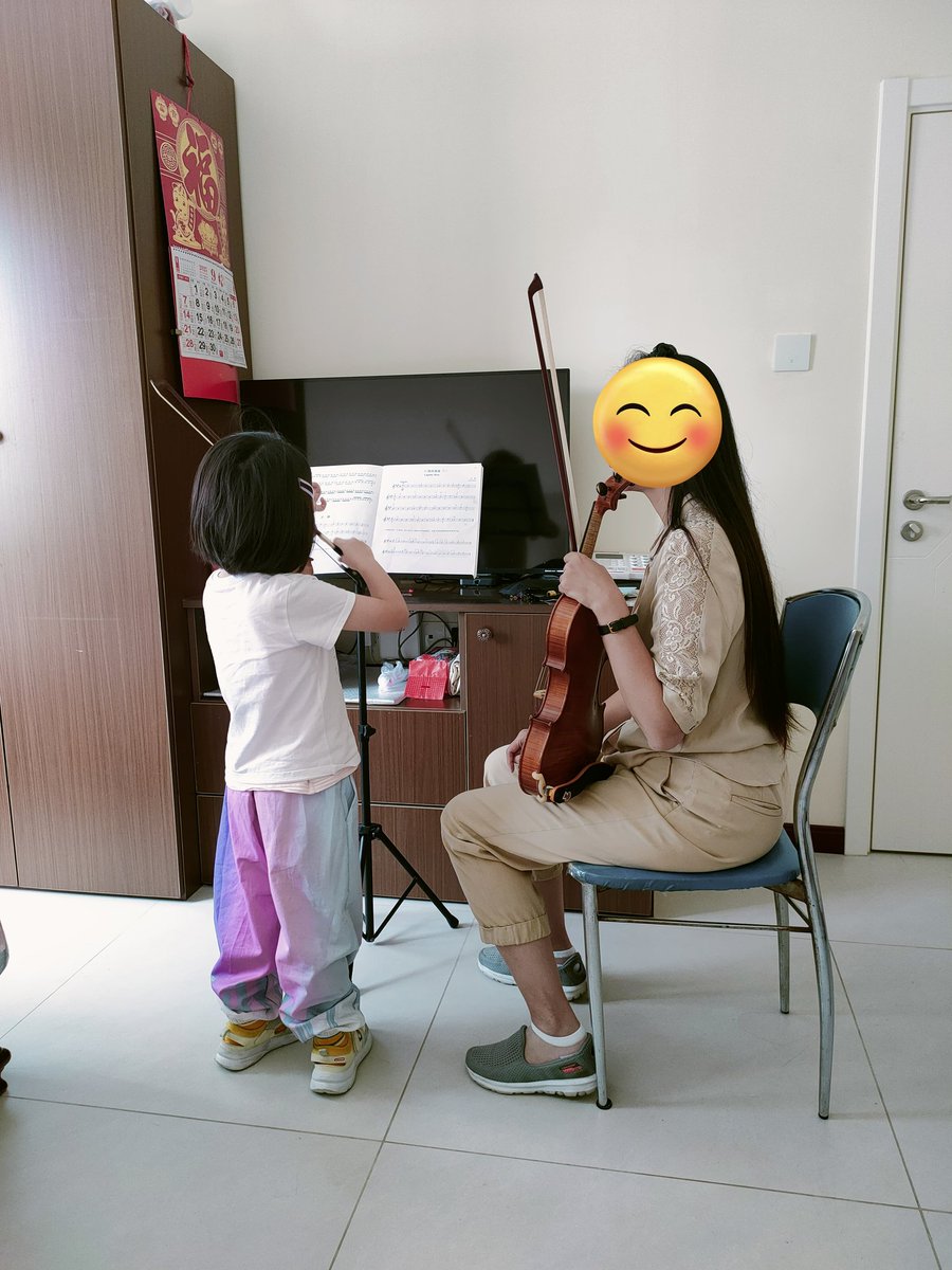 娘のバイオリンレッスン✨
まずはボウイングの練習。♯や♭を学んで、ちょうちょを弾きました🎻誕生会まであと一週間。娘が楽しく弾けますように🌸