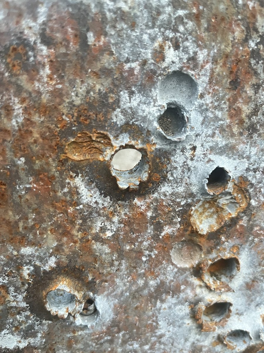 Más de una semana después, los propagandistas de FOX NEWS titulan: 'HOMBRE DE ACERO'. Porque increíblemente Charlie KIRK detuvo una bala .30-06 que normalmente debería haber atravesado su cuello sin problemas... La gente no se lo cree y hasta publican videos de cómo una bala de