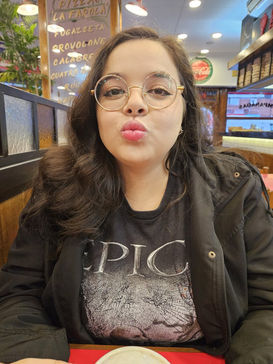 BeidhAFK's tweet photo. Pero bueno,  ahora tengo una esposa preciosa y hermosa con quien compartir los conciertos y muchas otras cosas, entonces la experiencia es el doble de genial. Te amooooooooo @darkerbell https://t.co/z79r7OBtjV
