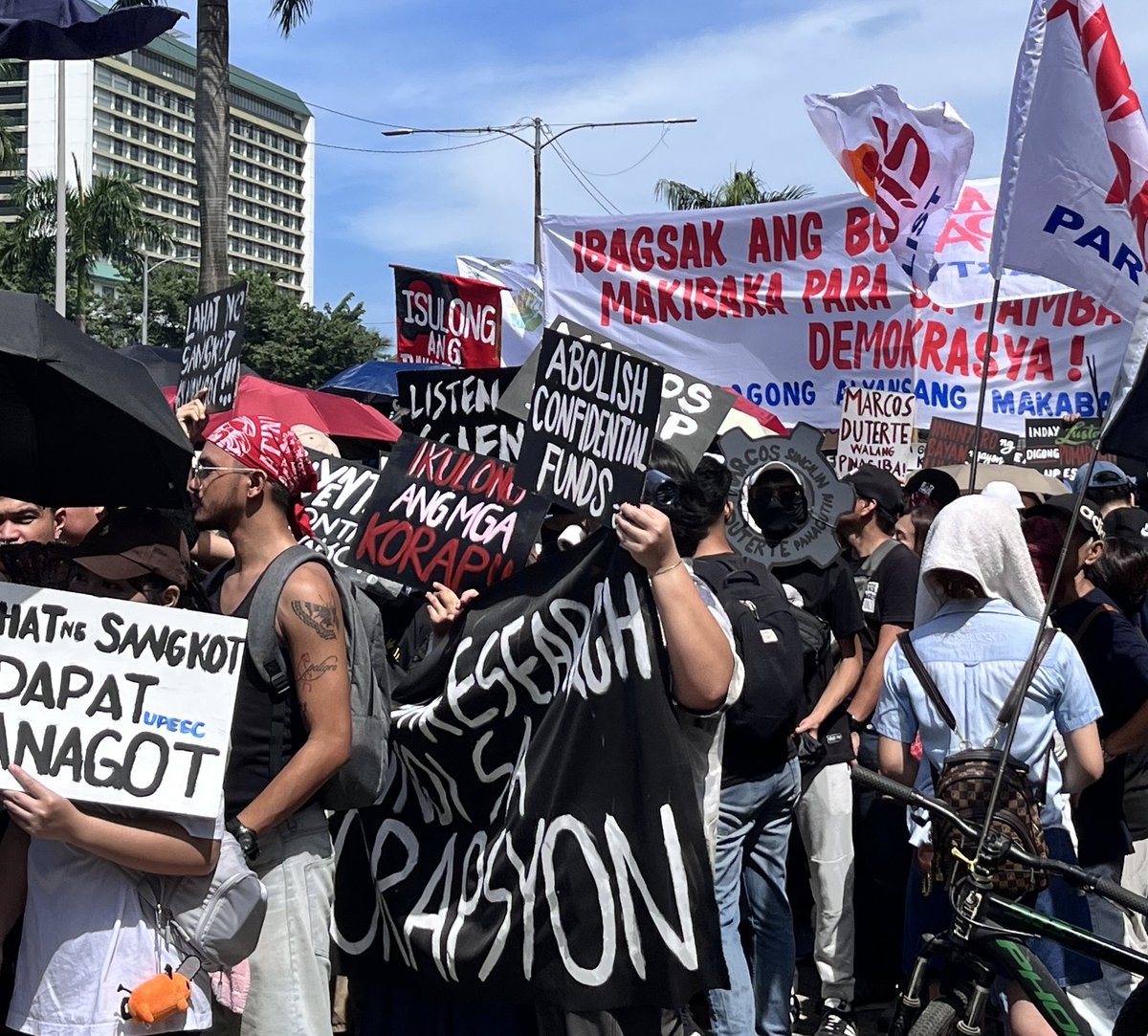 yoonshots's tweet photo. Tama na ang pananahimik! Itigil na ang korapsyon! Panahon na para tayo'y tumindig at ipaglaban ang isang malinis at makatarungang gobyerno! CARATS PARA SA BAYAN, PARA SA KINABUKASAN! ✊🏻🩷🩵

#BahaSaLuneta
#KS4GGAgainstCorruption
#KpopStansAgainstCorruption https://t.co/4KJOzM7fTz