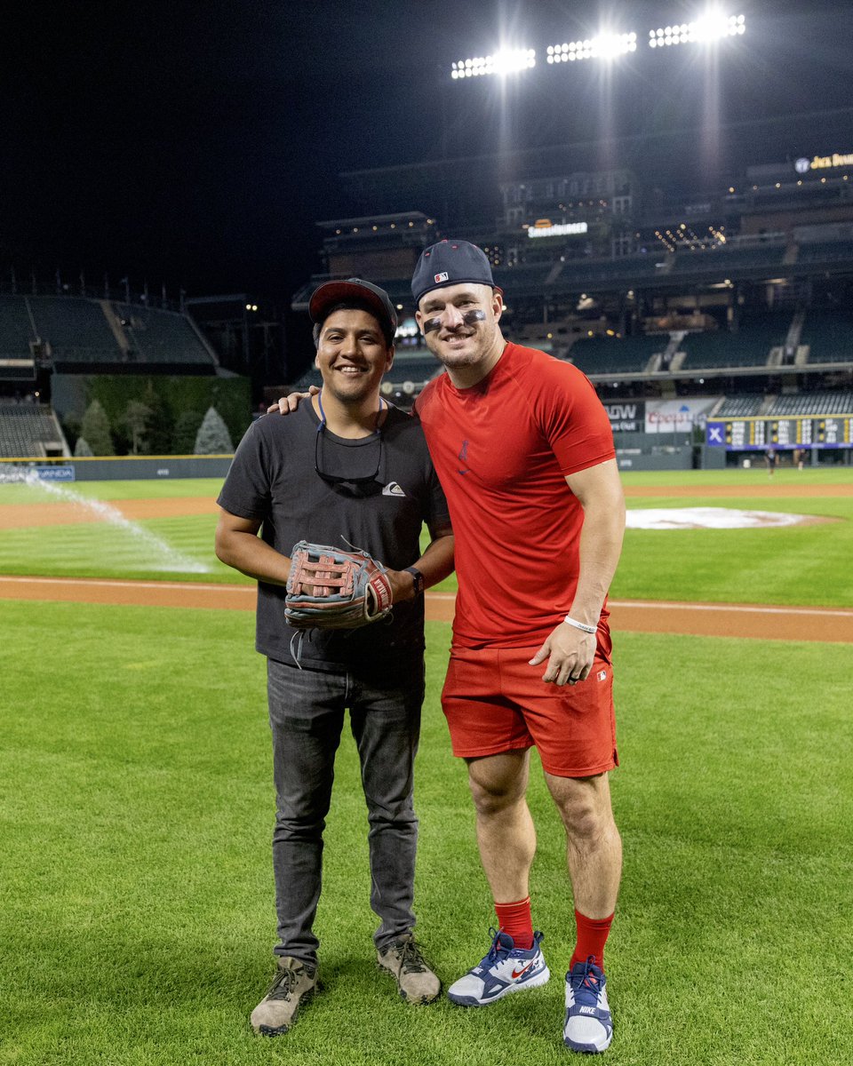 Angels's tweet photo. a night to remember ⚾️

Thank you to Alberto and his family for reuniting @MikeTrout with his milestone baseball! https://t.co/LNup4Qu6BC