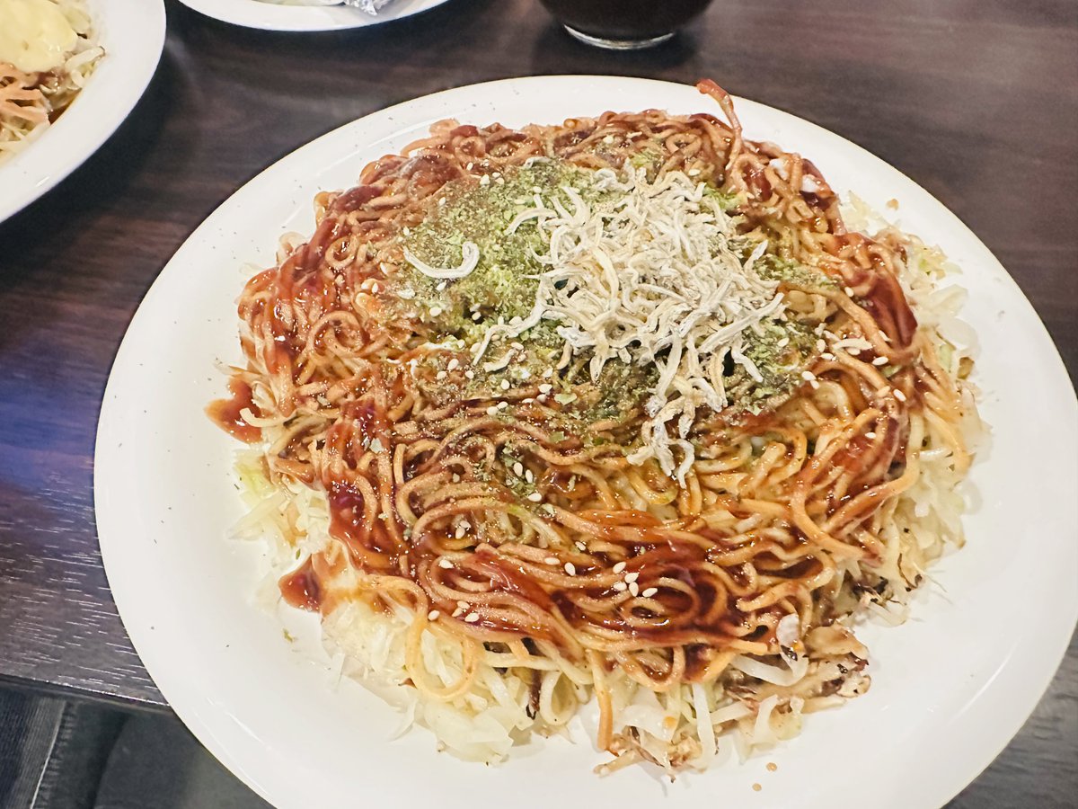 ktsnow0123's tweet photo. 今日は所用で広島まで。
お昼はお好み焼き。
麺がパリパリでおいしい。 https://t.co/CTuxT2FhX9