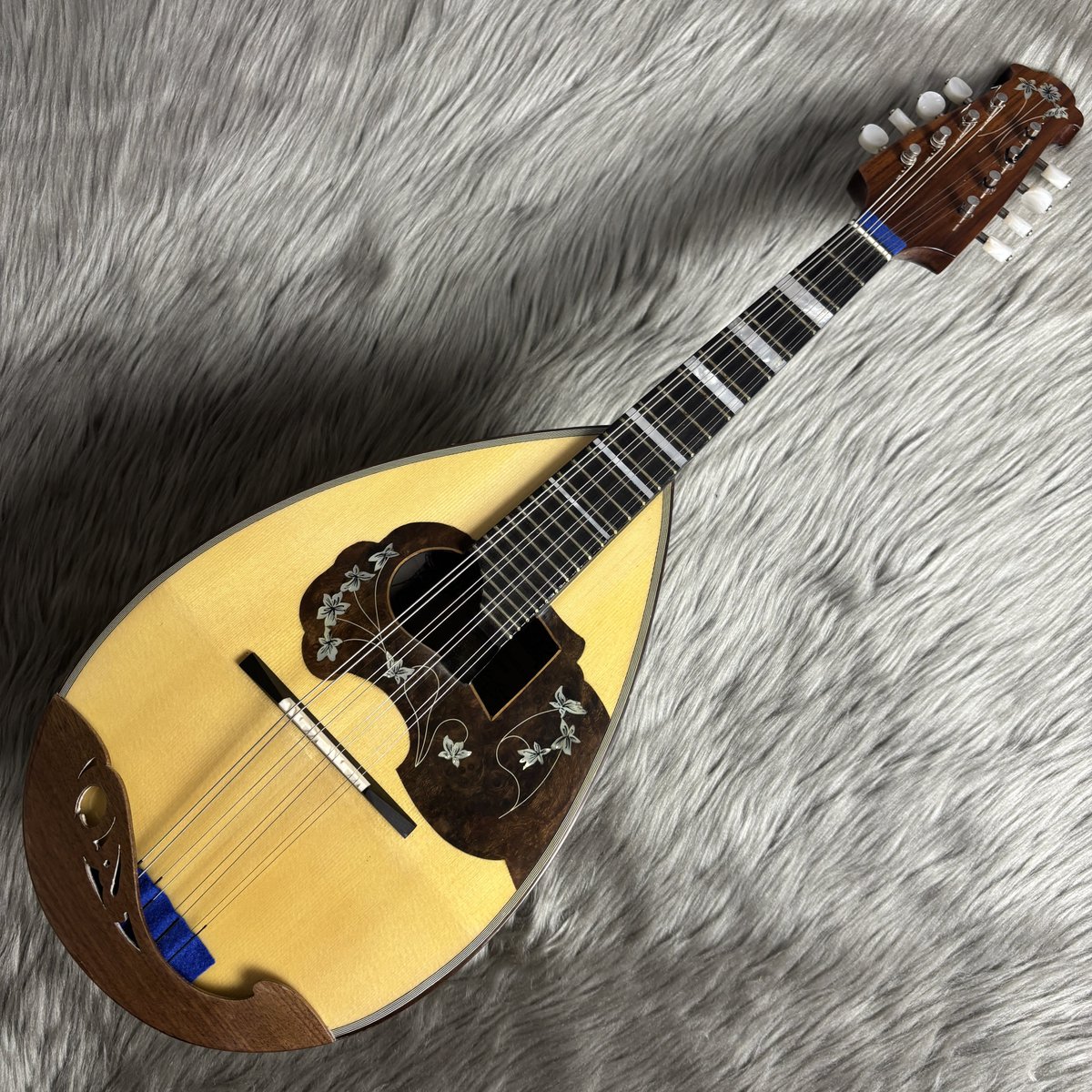 shima_kinshicho's tweet image. 🌟中古マンドリン入荷情報🌟
人気の #Calace マンドリンよりミドルクラスNo.13の中古美品が入荷しました😉
初中級の皆様にオススメしたいワンランク上の音色・華やかな装飾が魅力のモデルです👍
しかも今ならエポスカードでのお支払いで10%OFF📣
※9/29まで🍁

詳細はコチラ👇
store.shimamura.co.jp/ec/pro/disp/1/…