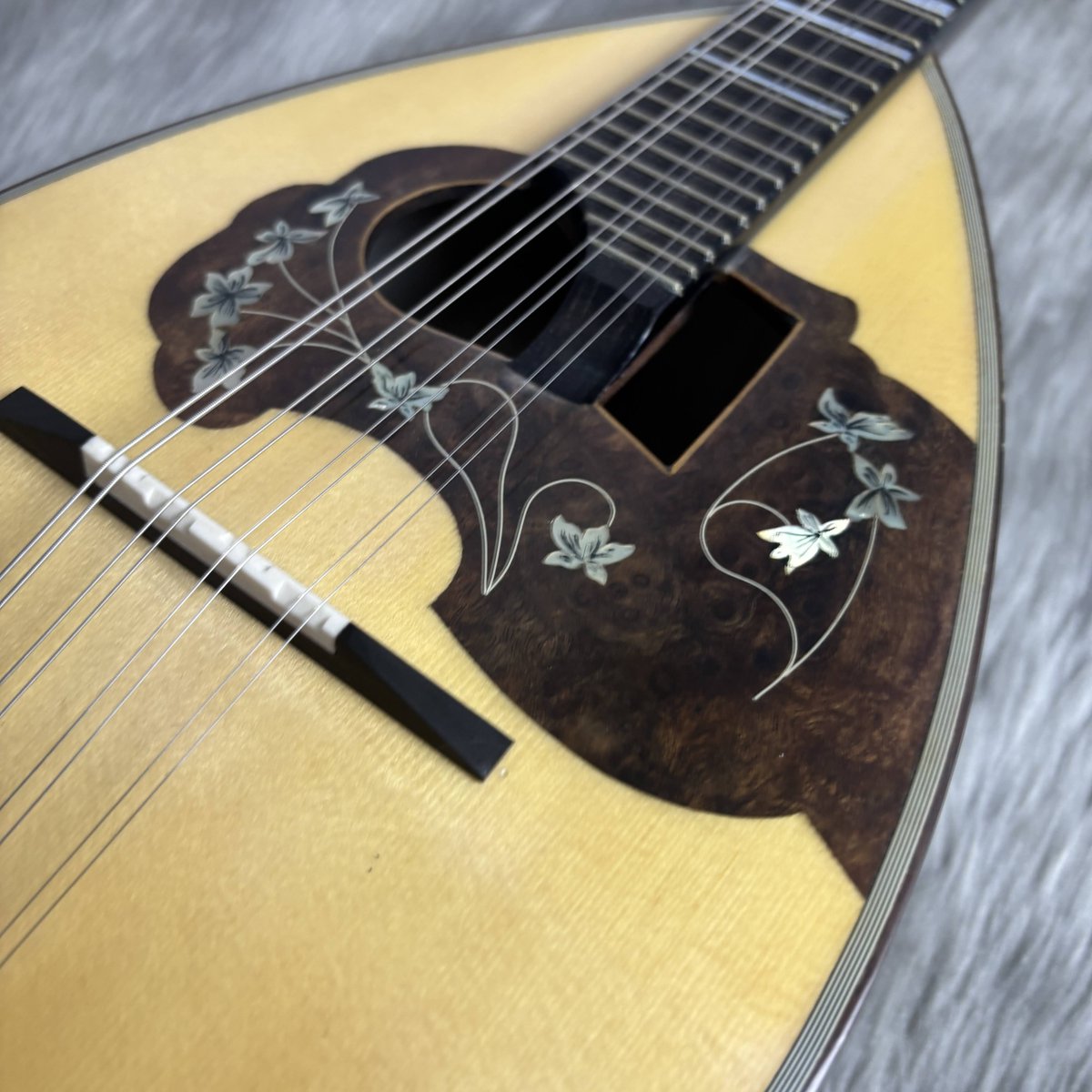 shima_kinshicho's tweet image. 🌟中古マンドリン入荷情報🌟
人気の #Calace マンドリンよりミドルクラスNo.13の中古美品が入荷しました😉
初中級の皆様にオススメしたいワンランク上の音色・華やかな装飾が魅力のモデルです👍
しかも今ならエポスカードでのお支払いで10%OFF📣
※9/29まで🍁

詳細はコチラ👇
store.shimamura.co.jp/ec/pro/disp/1/…