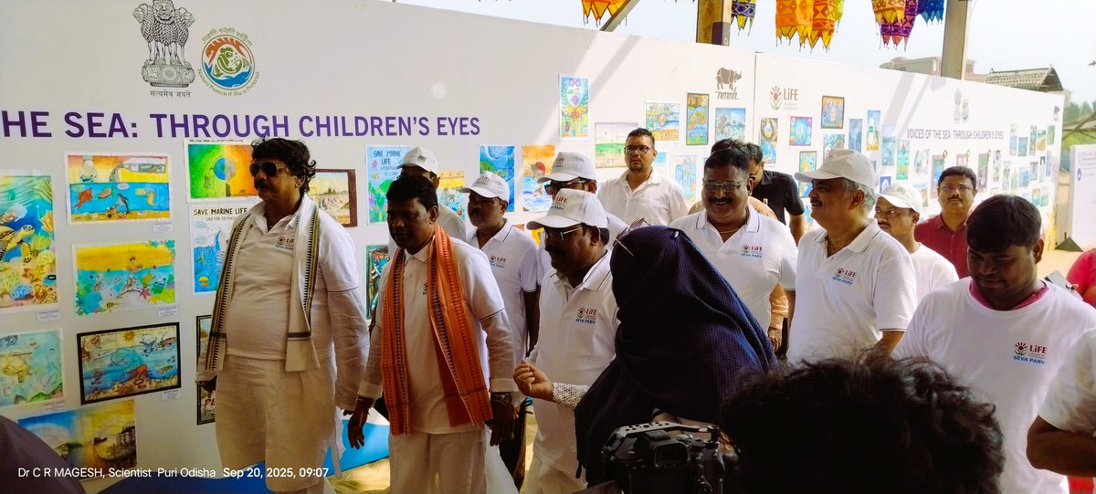 NMNHIndia's tweet photo. The Sri Ganesh Ram Singkhuntia, HMS (Ind), F, E & CC Deptt, Labour & ESI, GoO, senior officials and students visited the paintings displayed on the GoldenbeachPuri, Odisha on the occasion of #InternationalCoastalCleanupDay2025 #MissionLiFE #Saveourbeaches #SewaParv https://t.co/WjYF0tkzMC