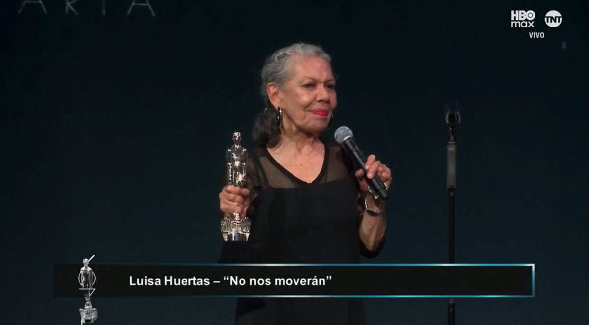 Luisa Huertas gana -con TODA la justicia del mundo- el #Ariel2025 a mejor actriz, por No nos moverán.

Tiene una trayectoria que abarca más de 80 proyectos en 6 décadas. No obstante, sólo había tenido primer crédito en dos cortometrajes, el más reciente Patrona, de Fanie Soto.