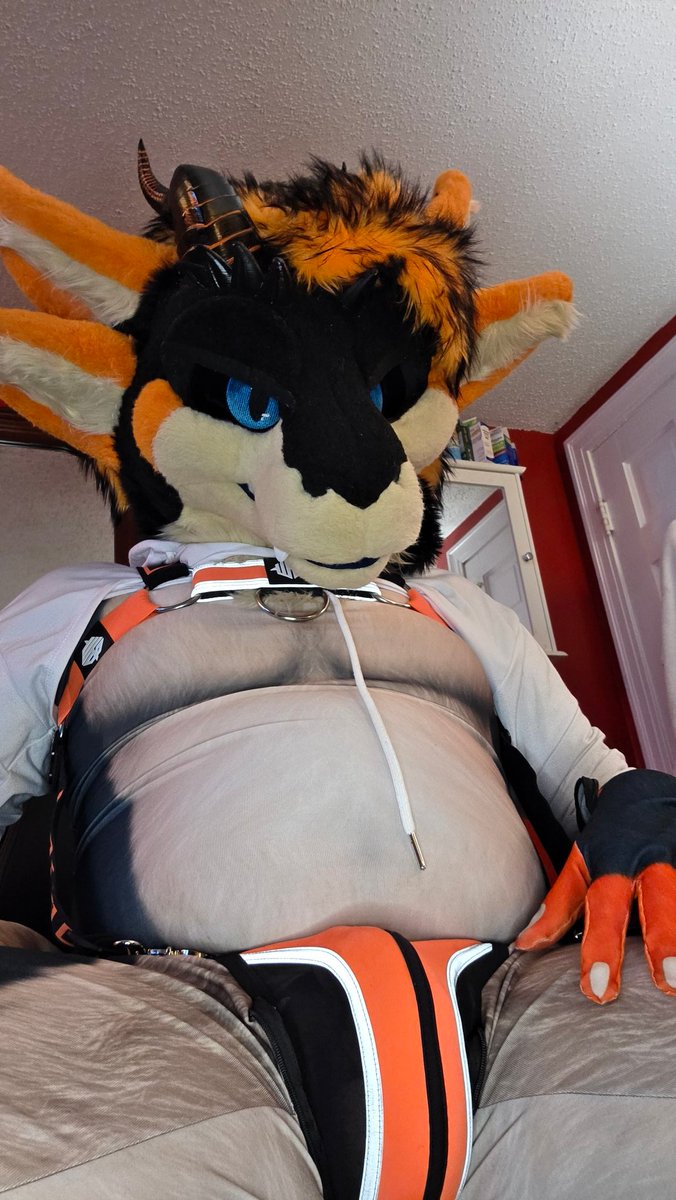 Hurry up under my desk. 
Im starting to get needy and a little restless~🧡💦💦