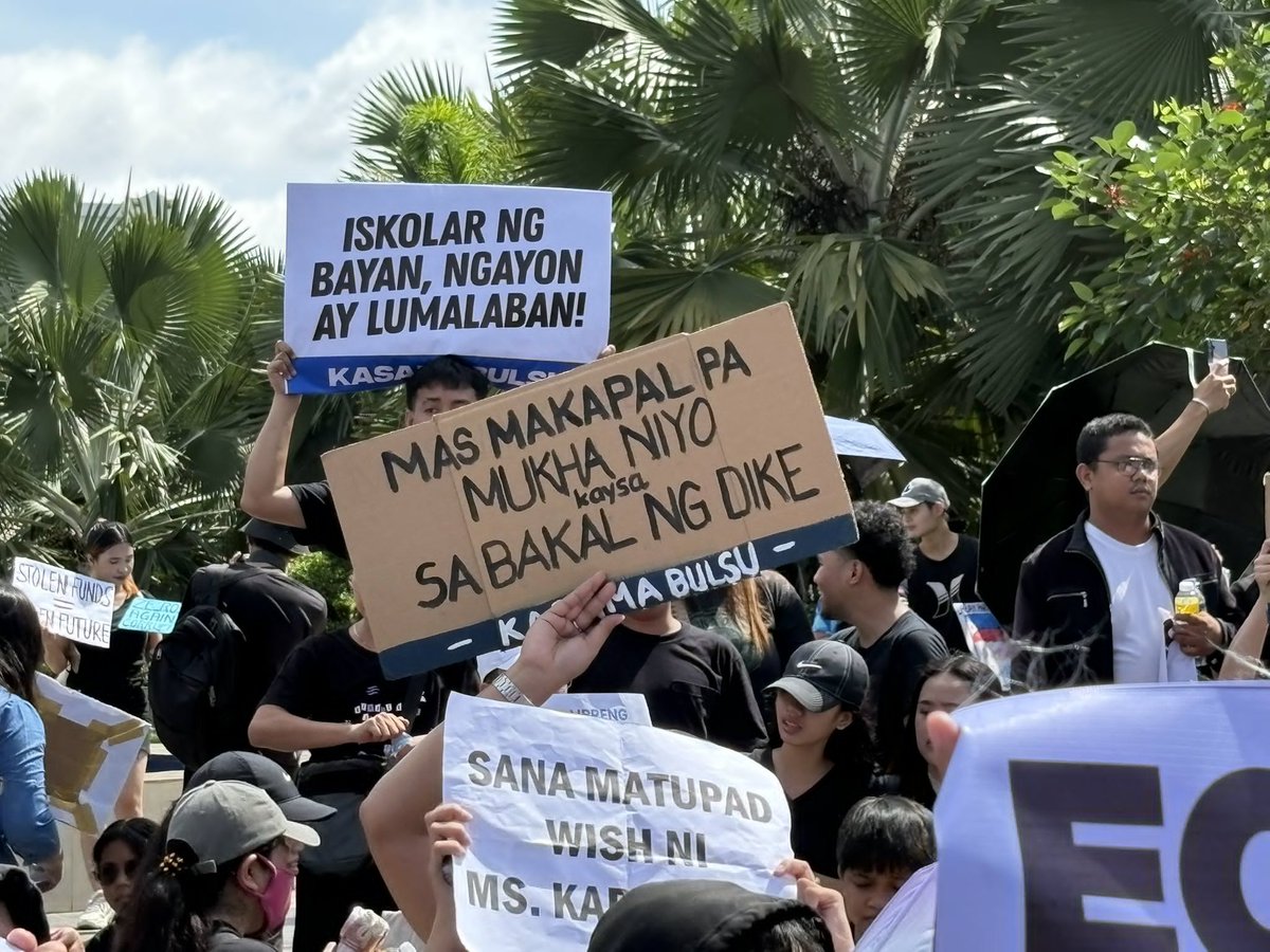 ABSCBNNews's tweet photo. BULAKENYOS KONTRA-KATIWALIAN  

LOOK: Residents of Malolos, Bulacan staged a protest in front of the Bulacan Provincial Capitol at 9:00 a.m. on Sunday, denouncing alleged government corruption in anomalous flood control projects. | via @francisorcio https://t.co/sBxd8GVq0Y