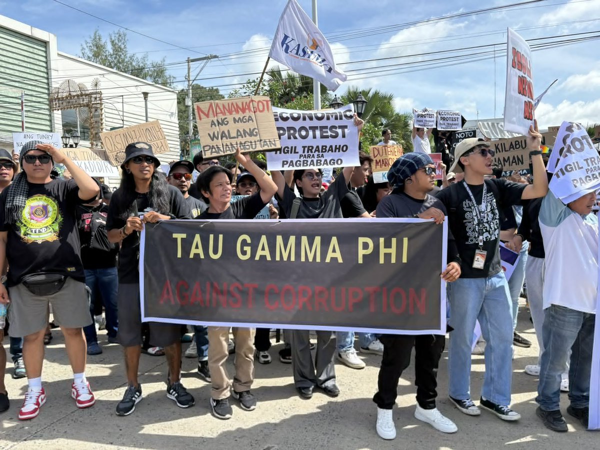 BULAKENYOS KONTRA-KATIWALIAN  

LOOK: Residents of Malolos, Bulacan staged a protest in front of the Bulacan Provincial Capitol at 9:00 a.m. on Sunday, denouncing alleged government corruption in anomalous flood control projects. | via <a href="/francisorcio/">Francis Orcio</a>