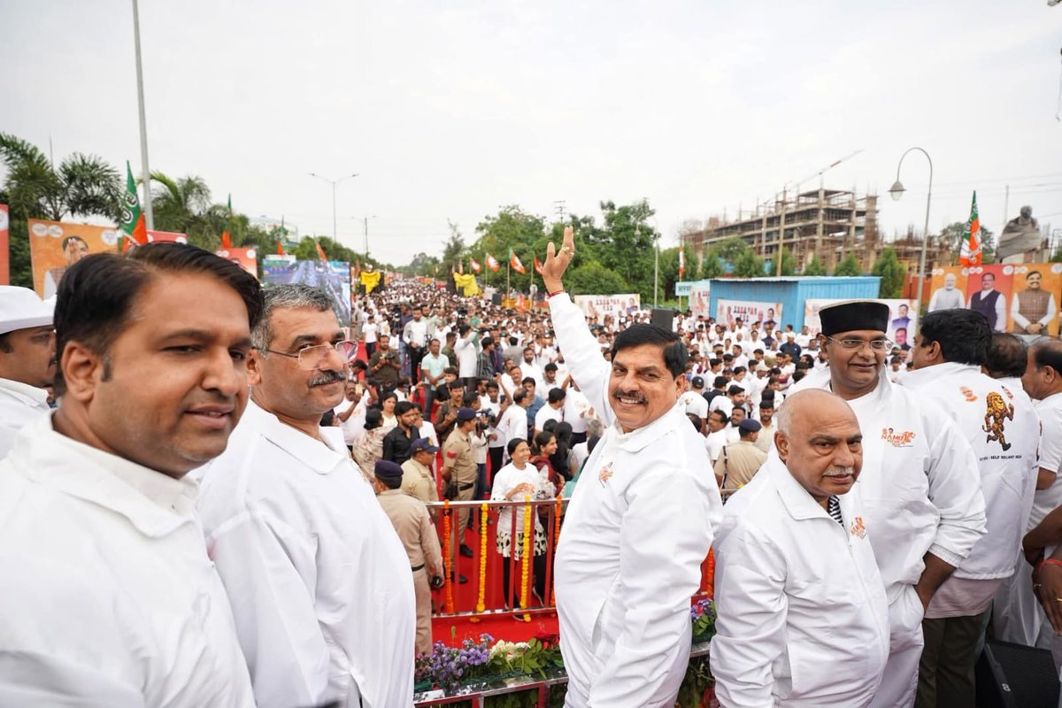 HitanandSharma's tweet photo. आदरणीय प्रधानमंत्री श्री @narendramodi जी के जन्मदिवस के उपलक्ष्य में आयोजित “सेवा पखवाड़ा” के अंतर्गत भोपाल में "नशामुक्त भारत" के संकल्प को सशक्त बनाने हेतु आयोजित "नमो मैराथन" में मुख्यमंत्री @DrMohanYadav51 जी और प्रदेश अध्यक्ष श्री @Hkhandelwal1964 जी के साथ सम्मिलित हुआ।

आदरणीय प्रधानमंत्री जी ने हमेशा देशवासियों, विशेषकर युवाओं से “फिट इंडिया अभियान” से जुड़ने का आह्वान किया है। नमो मैराथन इसी संदेश को आत्मसात करने का प्रेरणादायी मंच बना, जहाँ हज़ारों लोग नशा त्याग कर स्वस्थ जीवनशैली अपनाने और फिट रहने का संकल्प लेते दिखे।

युवाओं की उमंग और ऊर्जा ने भोपाल की गलियों में यह संदेश गूंजा दिया कि जब युवा द���ड़ता है, तब राष्ट्र आगे बढ़ता है!
#NaMoYuvaRun #SewaParv