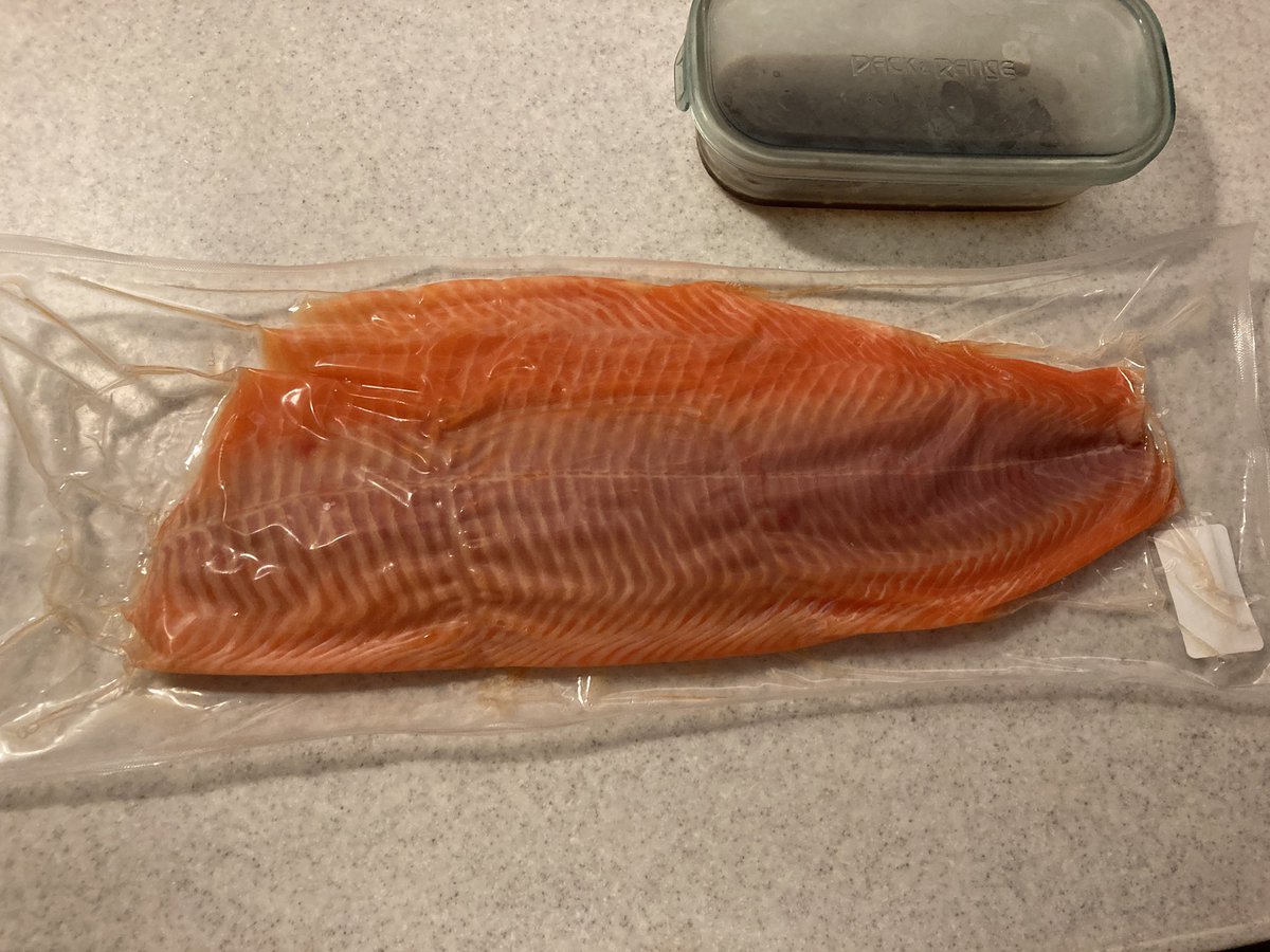 生食用サーモンが半身。やりたい放題だ！