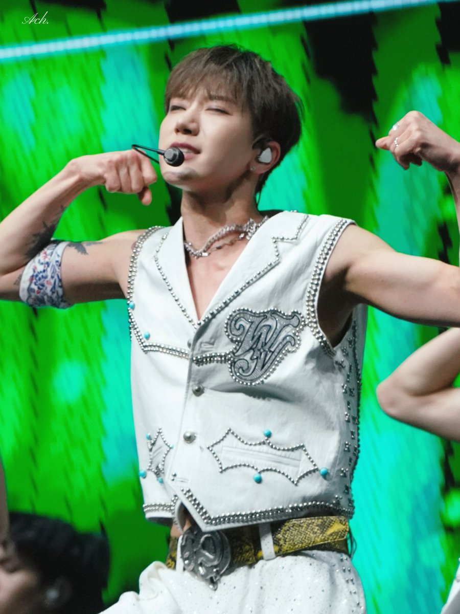 Acetylcholine_W's tweet photo. 20250920 NoWayOut Harbin

He a wolf🥵

#テン #텐 #TEN #李永钦 #เตนล์ https://t.co/5iJs13CR7P