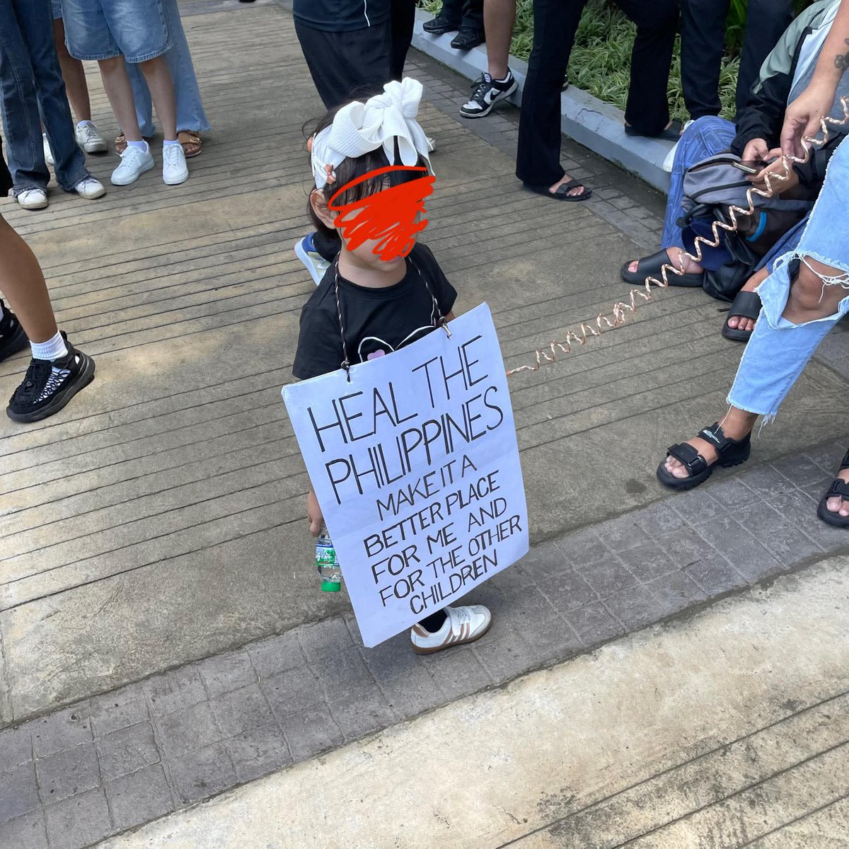 Sa lahat ng ARMY na nagpprotesta ngayon sa mga kalsada at nakikisama, nawa'y gabayan kayo ng kung sinoman Diyos ang kinikilala niyo. Stay safe, all! 

Lagi't lagi, para sa Bayan. 💜