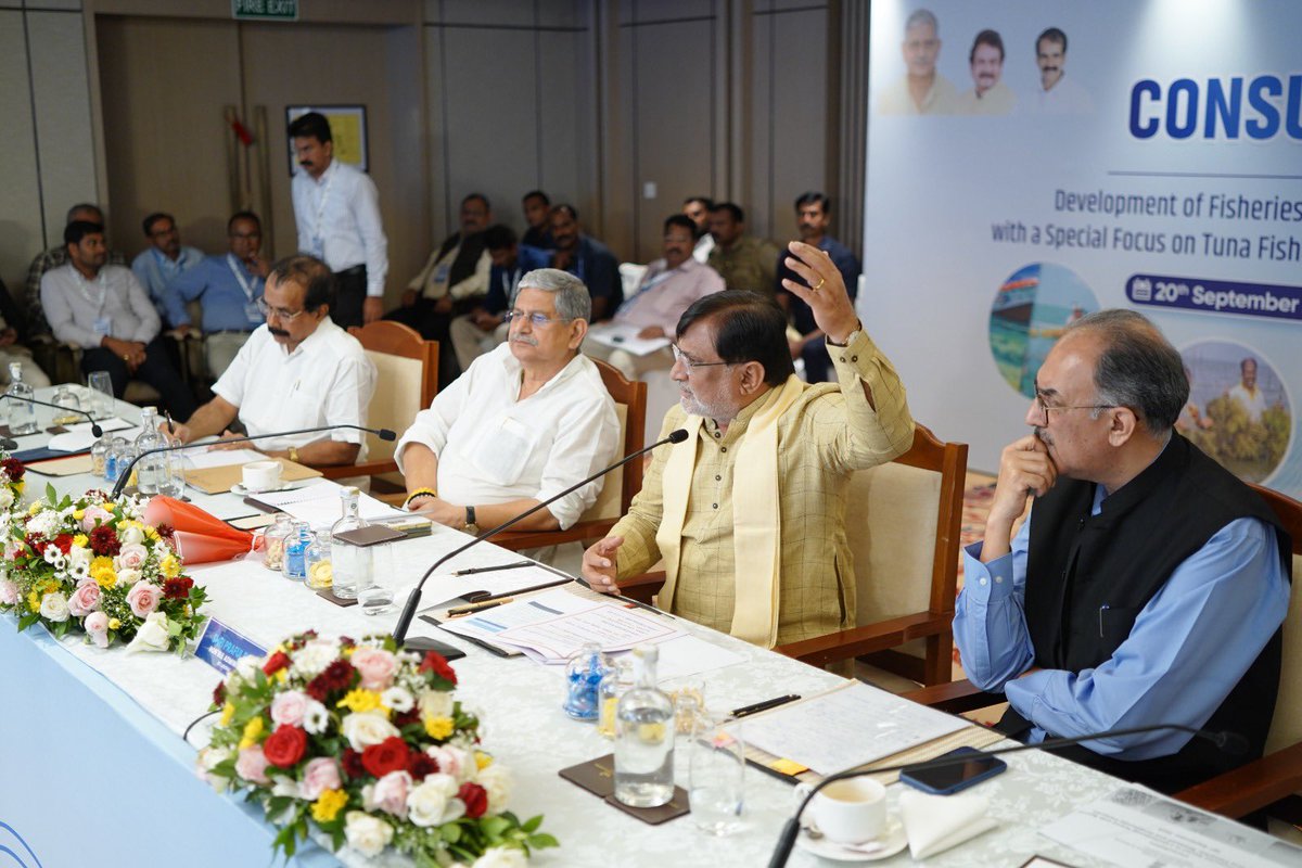 prafulkpatel's tweet image. At Kochi, Attended high-level consultation event envisioning Lakshadweep’s tuna &amp;amp; seaweed fisheries as engines of economic growth and global competitiveness. Under Samudra Se Samriddhi, emphasized modern infra, cold chains &amp;amp; value-add processing to empower local fishers, with…