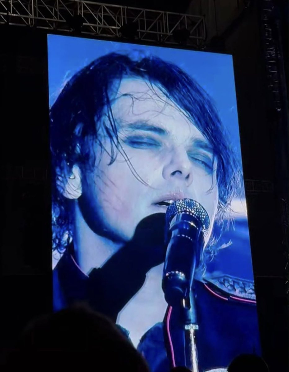 MCRupdates1's tweet image. What a photo