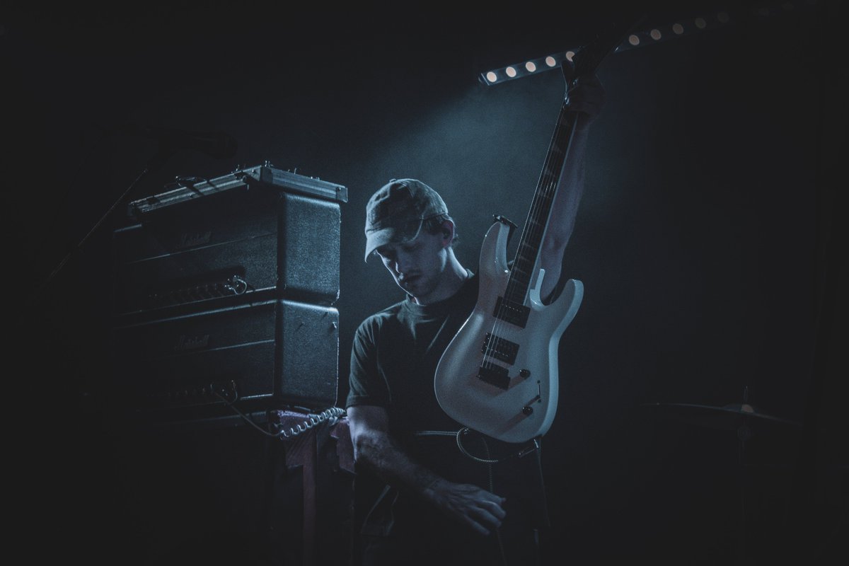 thechrisred's tweet photo. my twitter fell off and i forget to post on here but last week i shot some pics at @thedirtynil and @HeartAttackMane show https://t.co/r85eNnuORj