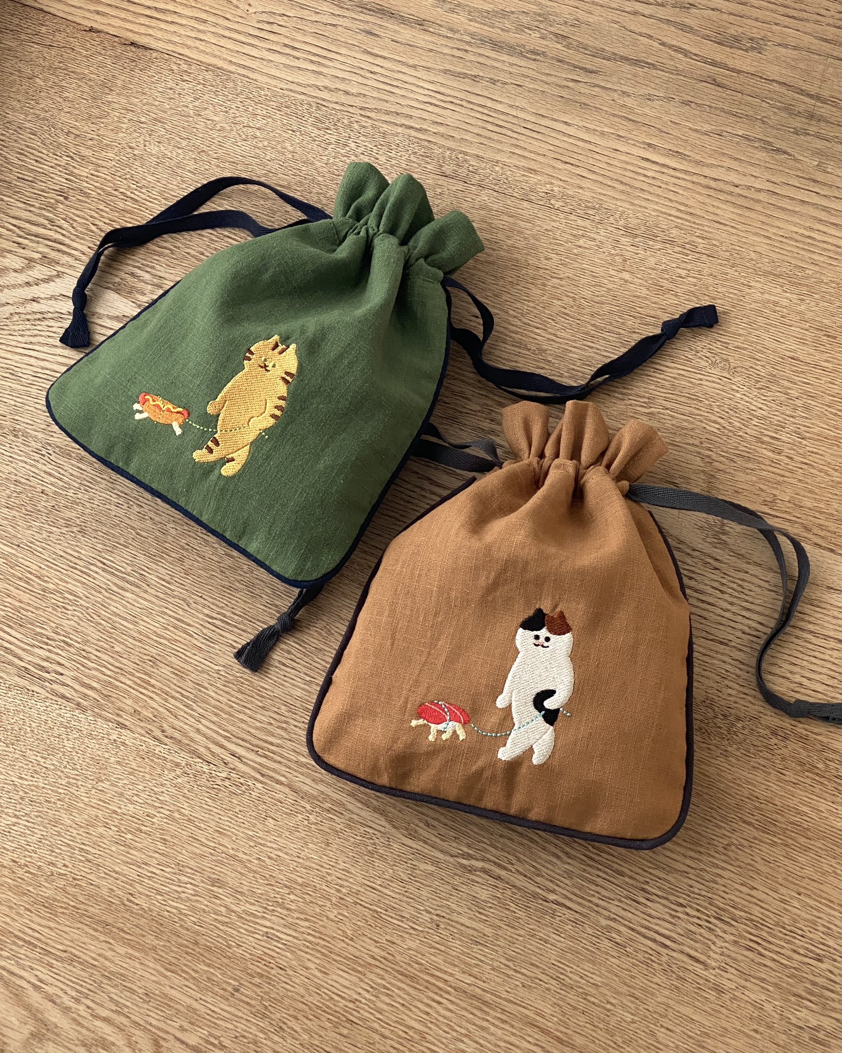 手刺繍☆犬＆お花 巾着マルシェバッグ 刺繍巾着袋 巾着 刺繍 花 植物