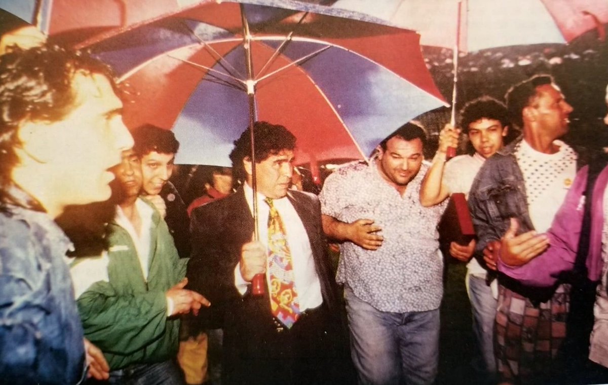 Diego10Querido's tweet photo. "Siempre que llovió, paró, pero a mí nunca me para de llover" (1994, cuando la embajada de Japón le negó la visa para entrar a ese país).  

1994: Antes del arranque de San Lorenzo-Mandiyú, Diego es recibido por los muchachos de La Gloriosa, quienes le entregaron una plaqueta. https://t.co/hqLe1pPehC