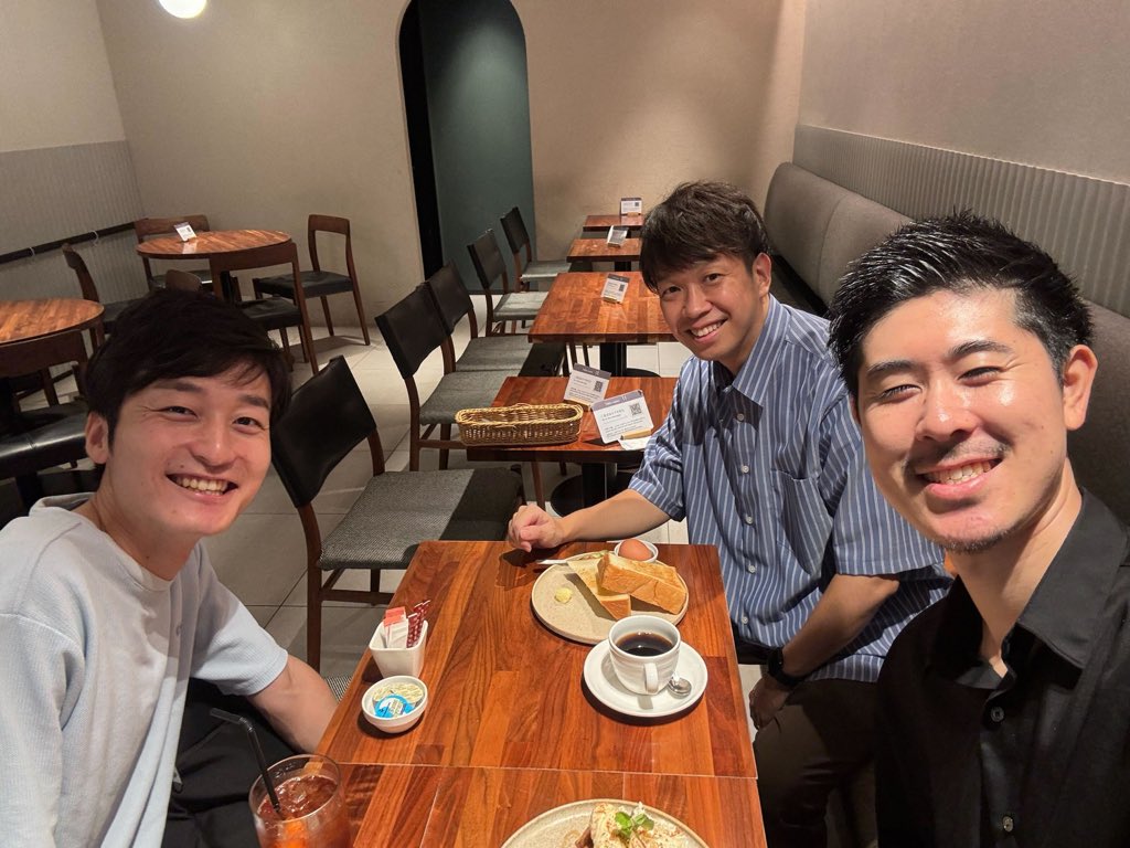 男3人で朝から原宿竹下通りのカフェでモーニング。
何かお金がかかる無茶苦茶な趣味が欲しいという結論に至りました。
（読書、ランニング、銭湯など真面目な趣味しか無い3人）

トーストは全然写真映えしない…
