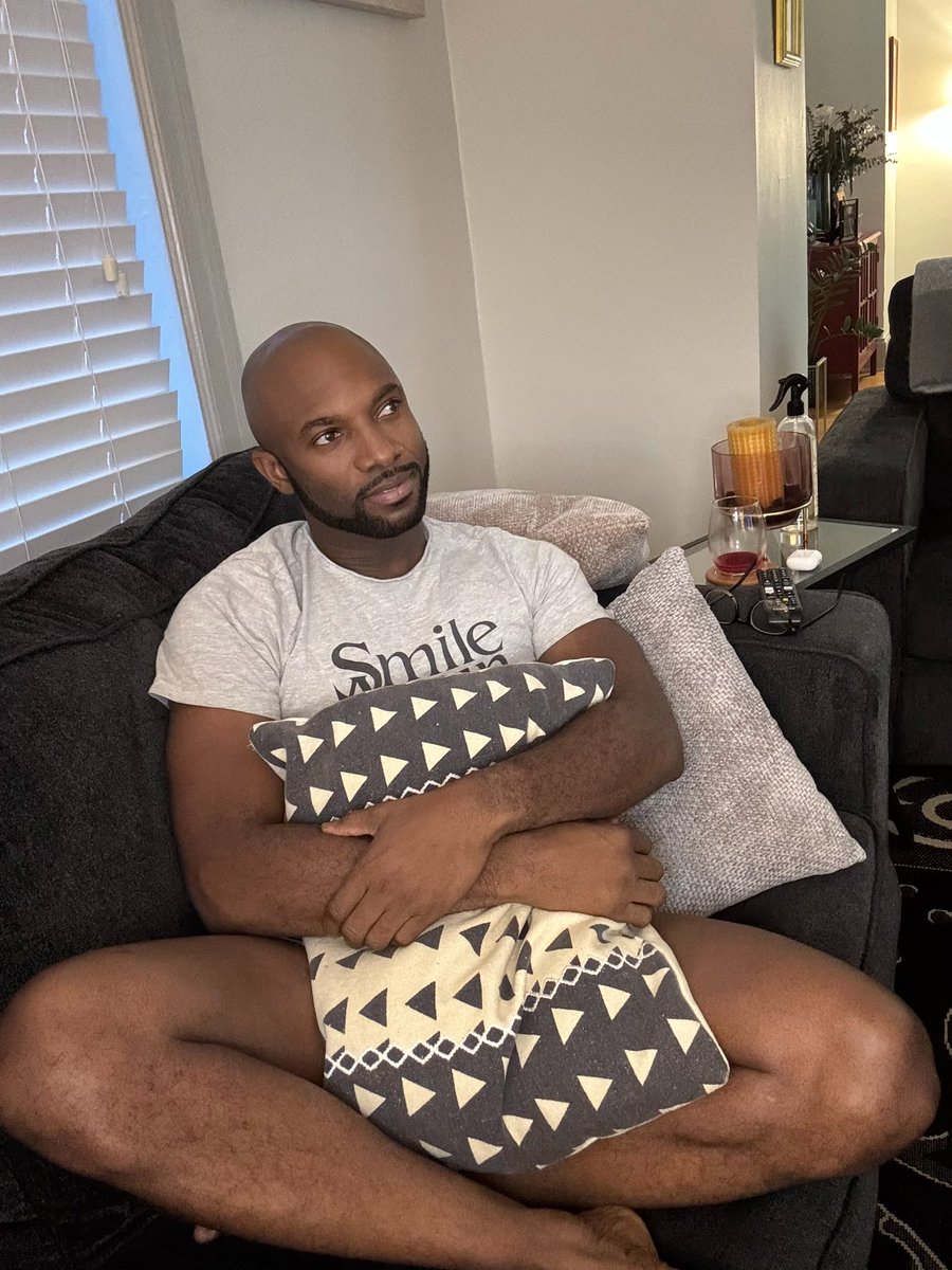 smilingderrick's tweet photo. Caught watching tv https://t.co/PuV55EEREe