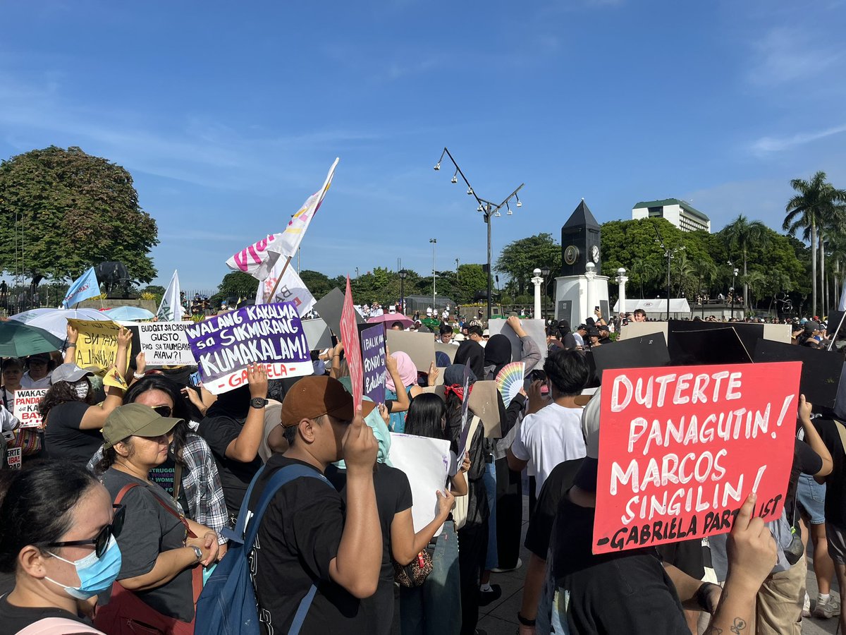 inquirerdotnet's tweet photo. LOOK: People beginning to arrive here in Luneta for the Baha sa Luneta mass protest rally expected to start at 9 a.m.  

They will later march to Mendiola. | @dempseyreyesINQ 

· Watch our special coverage here: https://t.co/o0iy2wdfHJ

· Follow our live updates at https://t.co/ZyDt0ug50H