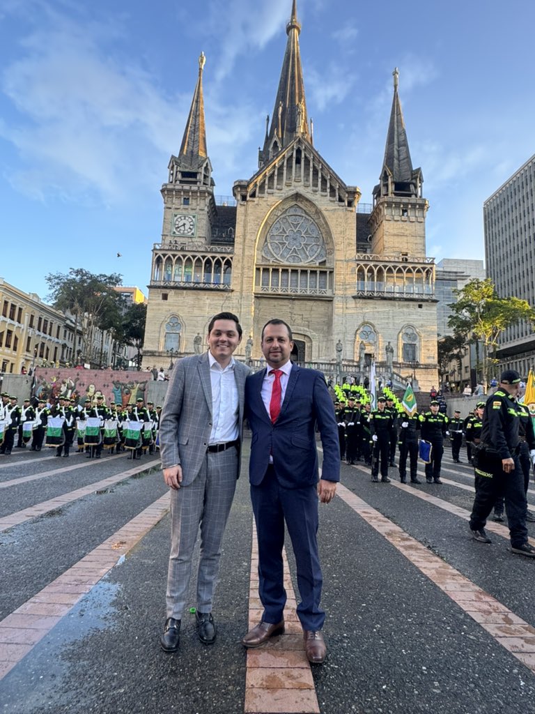 En la transmisión de mando de la nueva Coronel del Comando Departamental de Policía de Caldas.

Acompañar la institucionalidad, es velar por el desempeño de un país más justo, seguro y rodeado de oportunidades 🇨🇴 #máseguridad