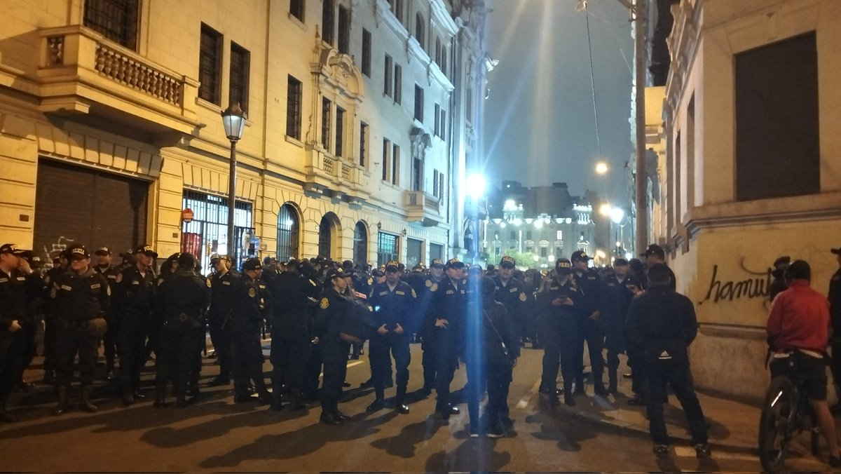 janykilla's tweet image. Cerrados los accesos a la plaza San Martín. Esta todo sitiado.#Lima