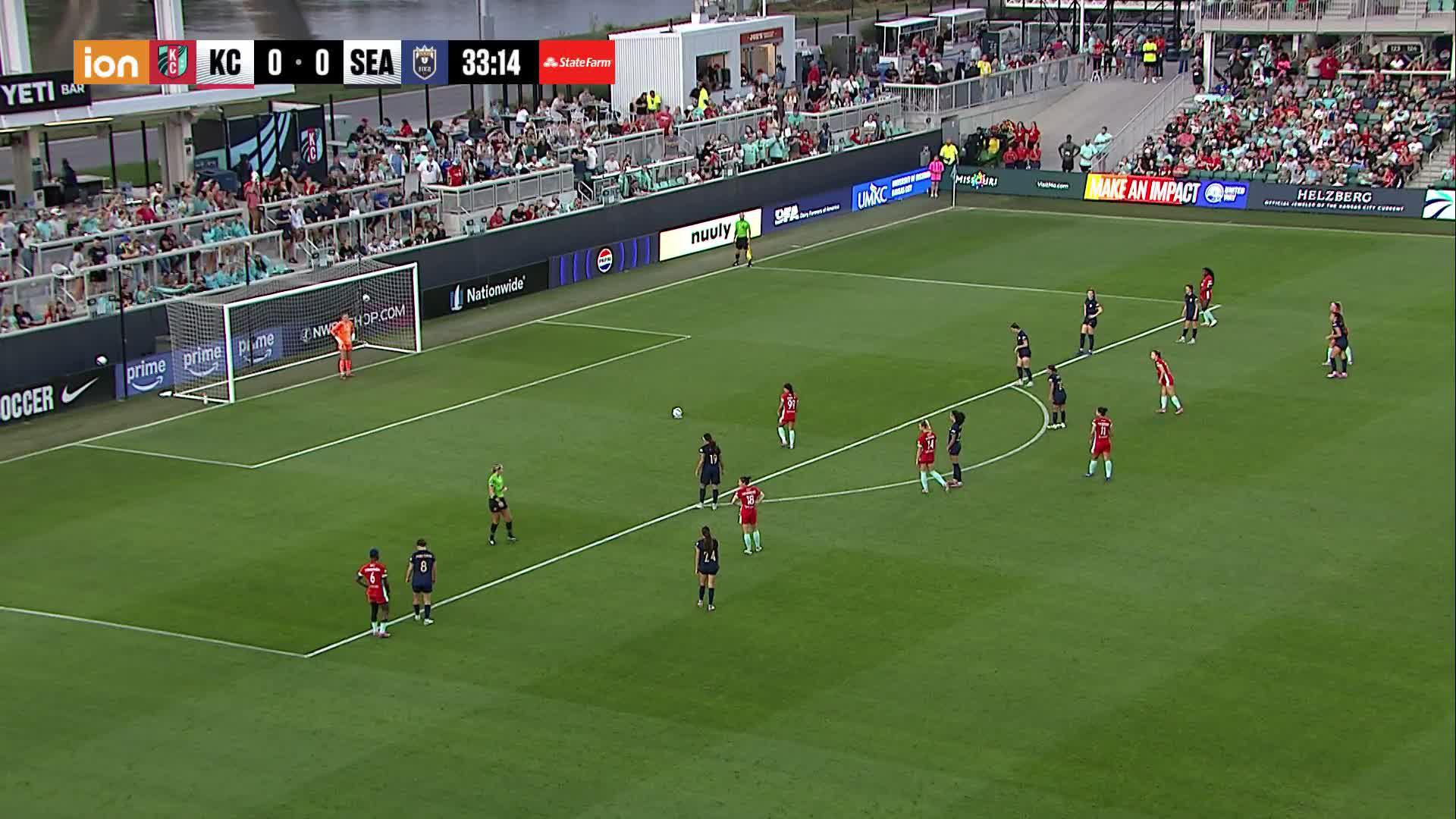 A precise penalty from Debinha sends Kansas City ahead 👏