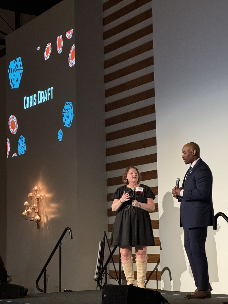 lungoncdoc's tweet image. Tonight’s Rexanna Foundation event opened with powerful words from @chrisdraft, Lisa Spain, and @MDAndersonNews’s Dr. John Heymach. Stronger together. 🤍