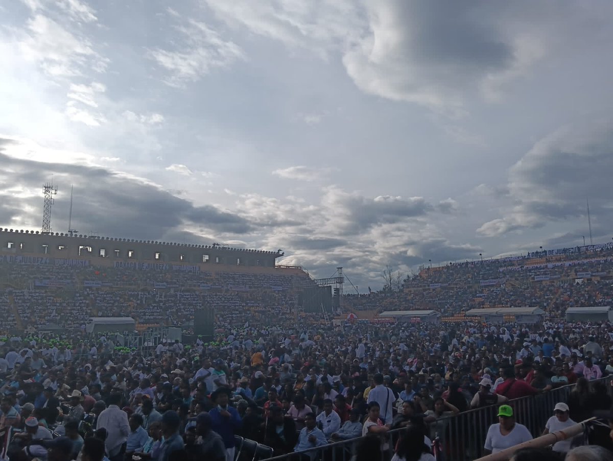 FelipeChazarez's tweet photo. El día de ayer, acompañamos a nuestro Gobernador @salomonj y a nuestra presidenta de México @Claudiashein en su primer informe de gobierno, para rendir cuentas al pueblo. Con la 4t México avanza y el pueblo oaxaqueño está de pie. https://t.co/QtlLnZhMtS