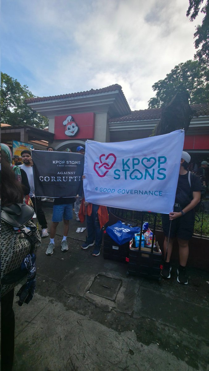 Besties, here na kami. 

Jollibee Rizal Park Maria Orosa St. Entrance.

#BahaSaLuneta
#KS4GGAgainstCorruption
#KpopStansAgainstCorruption